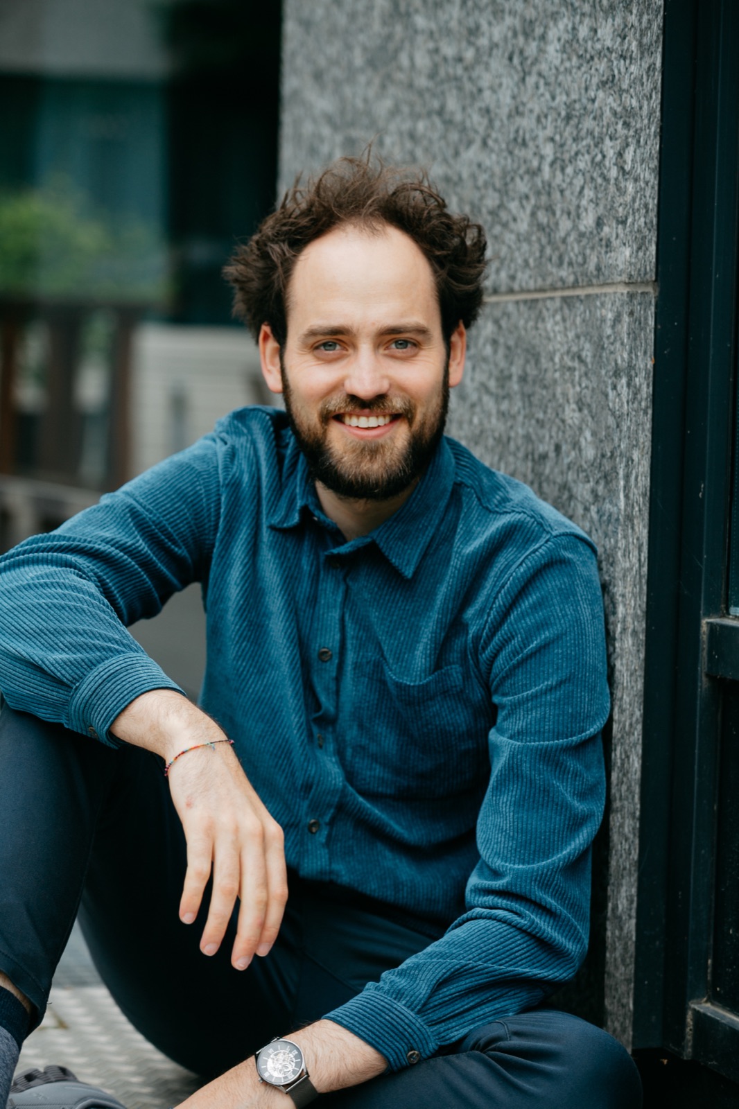Josua Laufer sitzend vor Granitwand