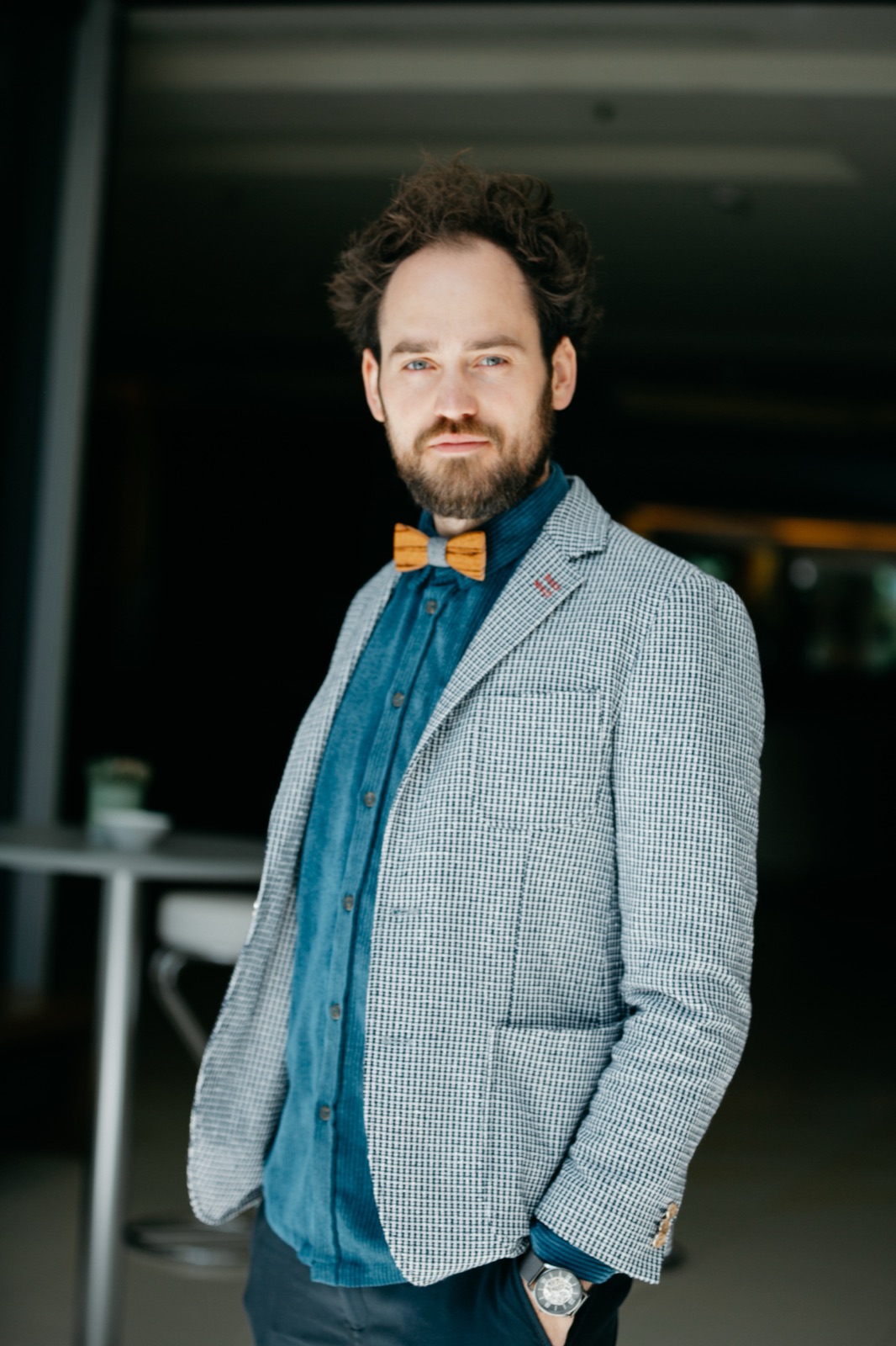 Josua Laufer stehend im Sakko