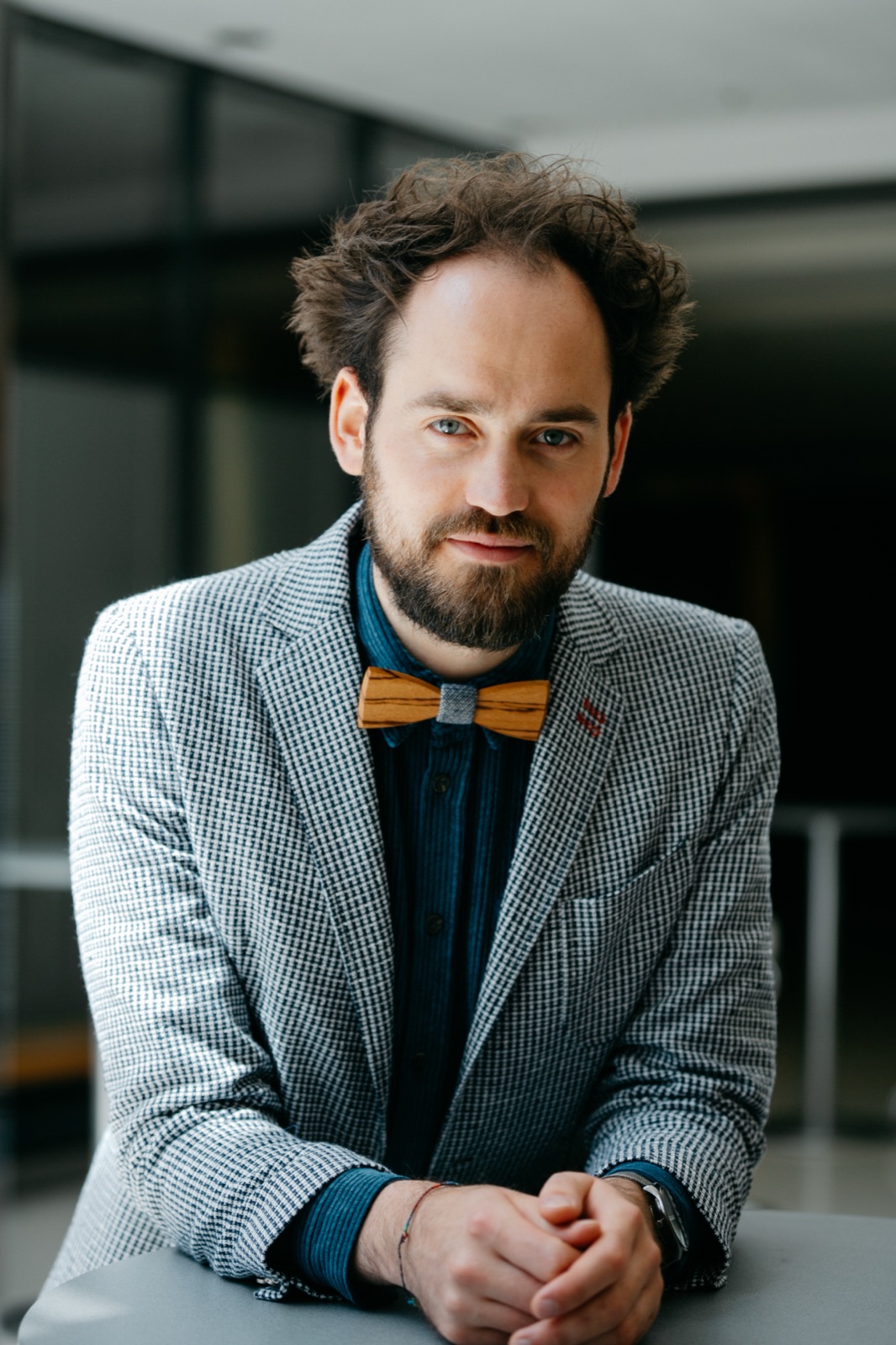 Josua Laufer am Tisch, Hände gefaltet